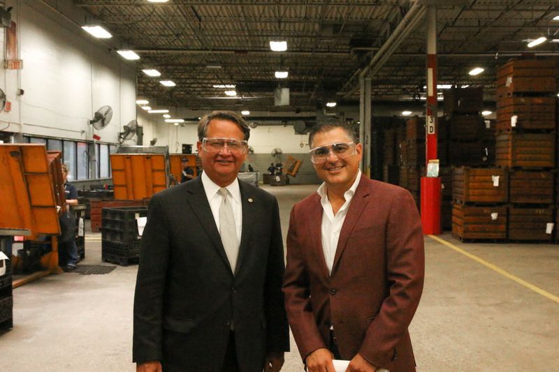 Notre président, Richard Najarian, en compagnie du sénateur Gary Peters dans l'usine de PGS.