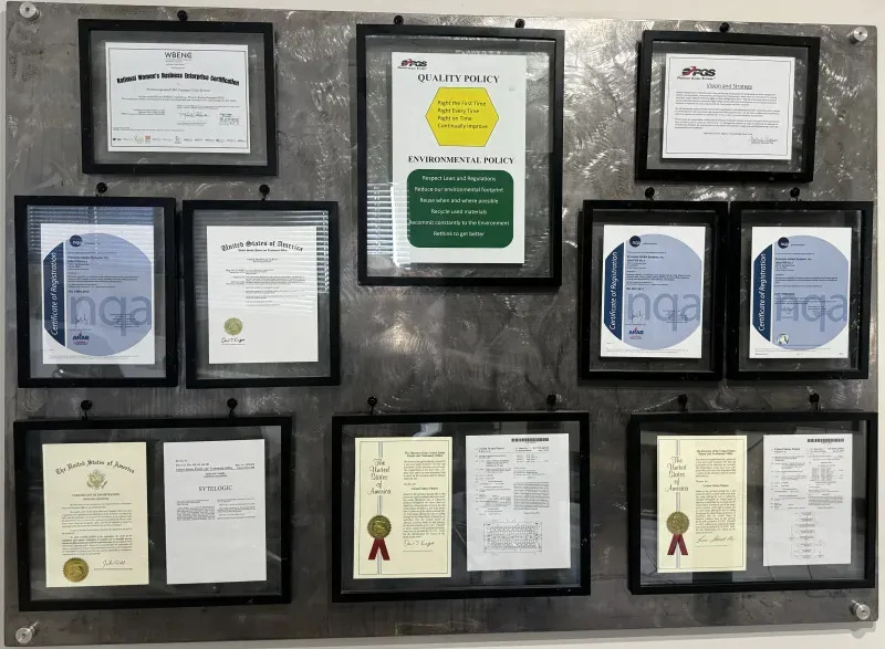 Ce mur de certification montre plusieurs brevets de PGS ainsi que les certifications NQA pour ISO et IATF.